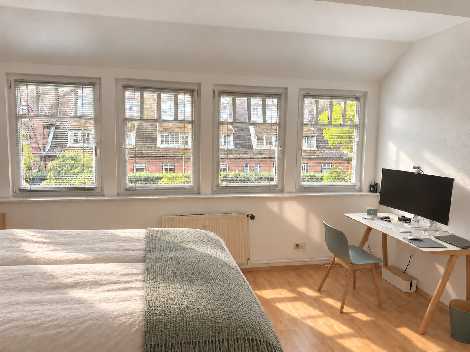 Schreibtisch mit UltraWide-Monitor neben dem Bett im Obergeschoss