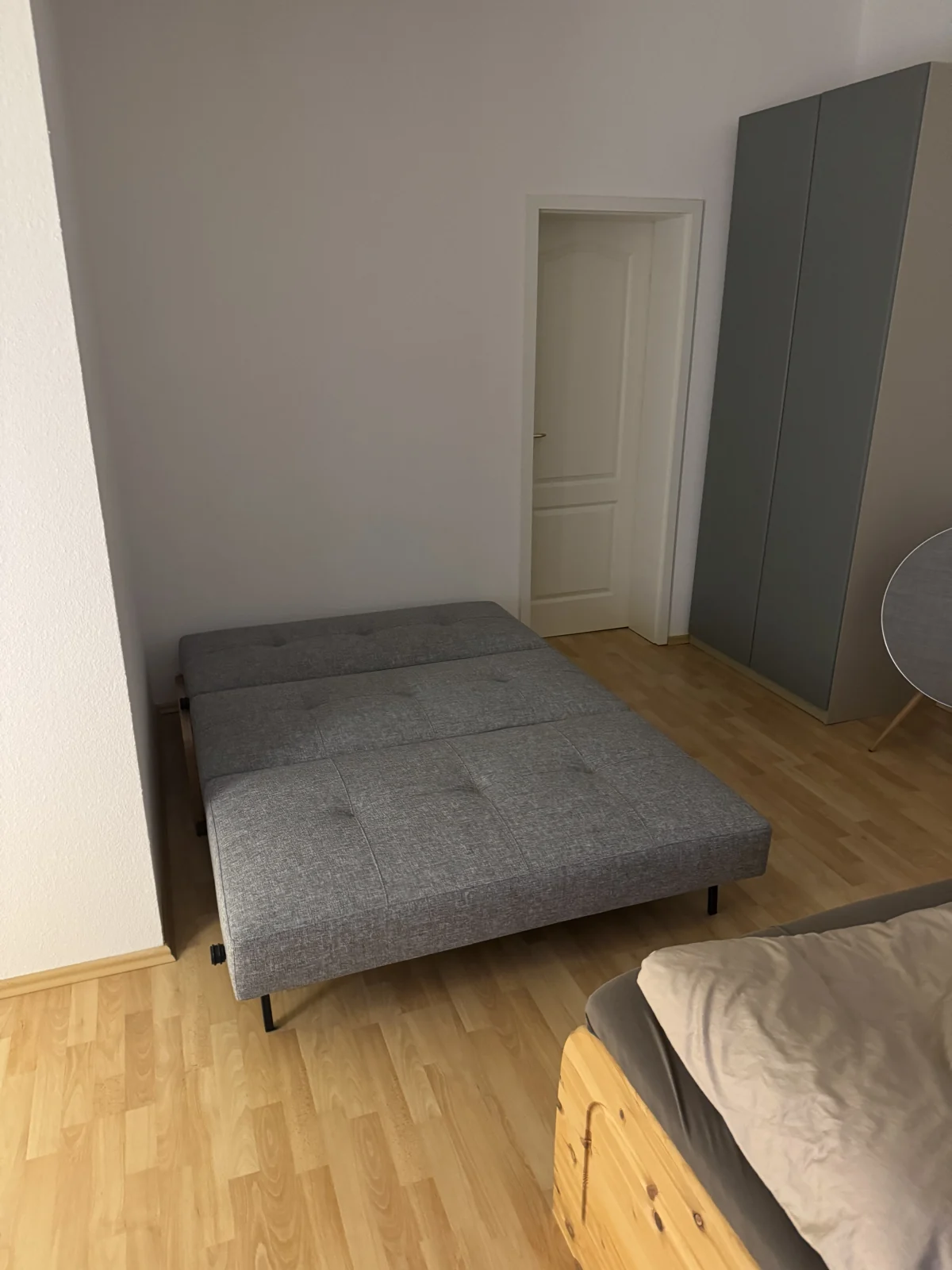 Ausgeklappte Schlafcouch im oberen Schlafzimmer