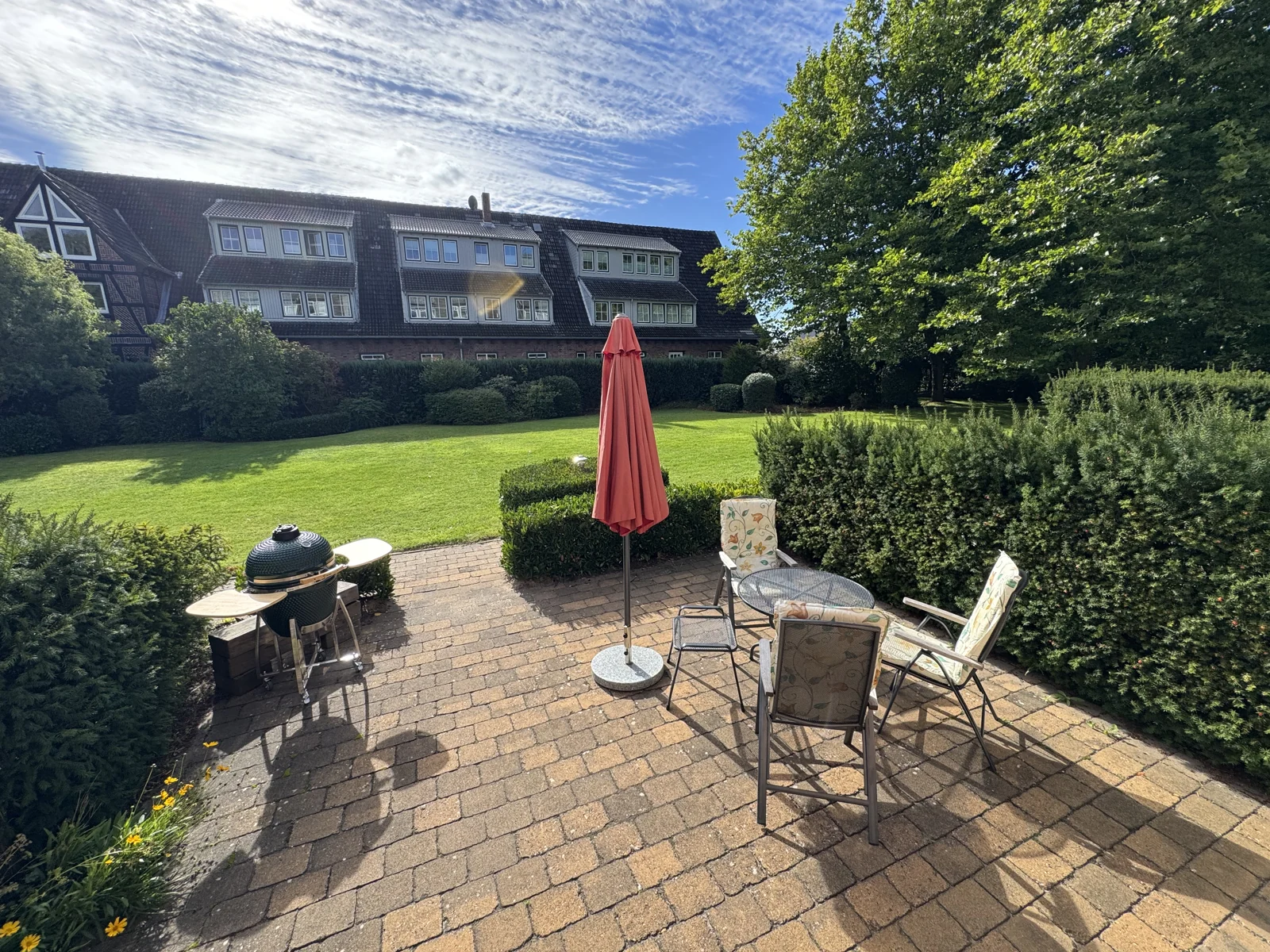 Private Terrasse mit Gartentisch und Stühlen